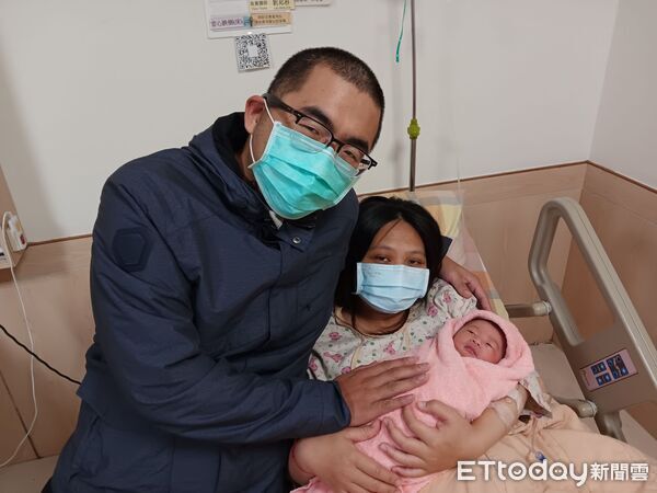▲新樓醫院2026年元旦當天迎來2位新生寶寶，新樓醫院準備元旦賀禮祝福新生兒與家庭，象徵新年、新生、新希望。（記者林東良翻攝，下同）