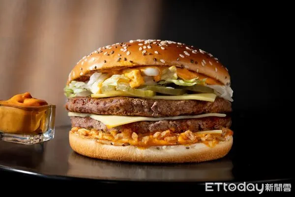 ▲▼台灣麥當勞宣布開賣有史以來最大份量的牛肉漢堡「Big Arch霸牛堡」，同步推出全新芋頭點心「麥芋球」。（圖／業者提供）