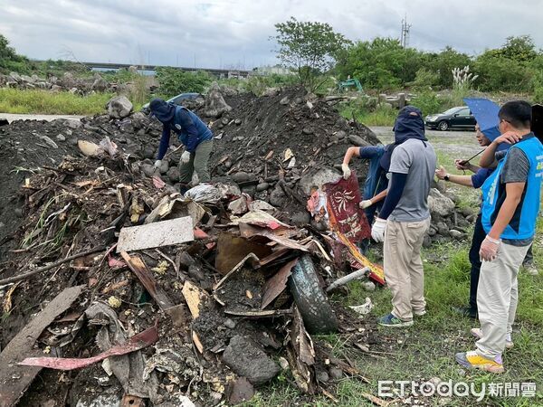 ▲濁水溪竹山鎮香園腳段傾倒廢棄物情形。（圖／記者高堂堯翻攝）