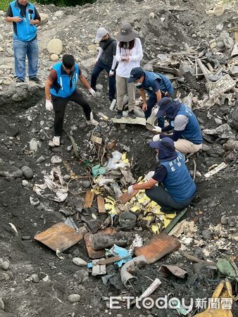 ▲▼現場開挖廢棄物情形。（圖／記者高堂堯翻攝）