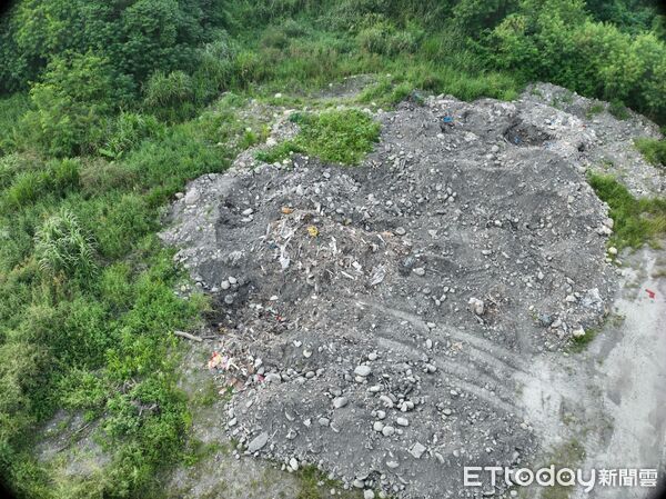 ▲濁水溪竹山鎮和興段傾倒廢棄物情形。（圖／記者高堂堯翻攝）