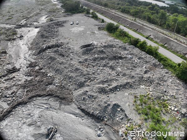 ▲濁水溪竹山鎮香園腳段傾倒廢棄物情形。（圖／記者高堂堯翻攝，下同）