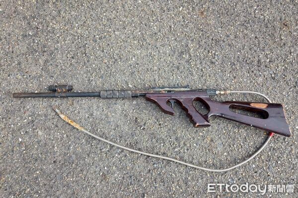 ▲竊嫌山區農舍行竊被地主發現遭制伏，草屯警查獲毒品、強盜送辦。（圖／記者高堂堯翻攝）