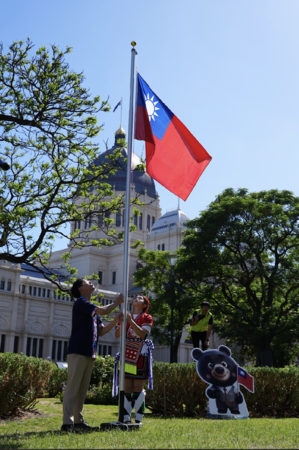 ▲▼墨爾本客家聯誼會主辦的「墨爾本僑界聯合慶祝中華民國115年元旦升旗典禮」，於當地時間1月1日上午在墨爾本市中心的世界文化遺產卡爾登公園 (Carlton Gardens )登場。（圖／駐墨爾本辦事處提供）