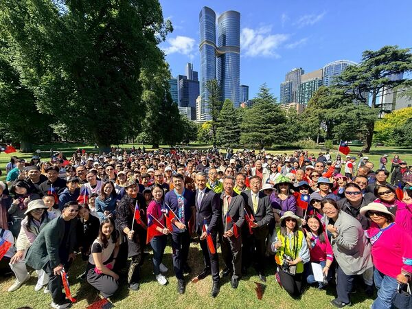 ▲▼墨爾本客家聯誼會主辦的「墨爾本僑界聯合慶祝中華民國115年元旦升旗典禮」，於當地時間1月1日上午在墨爾本市中心的世界文化遺產卡爾登公園 (Carlton Gardens )登場。（圖／駐墨爾本辦事處提供）