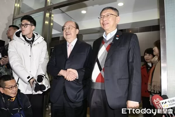 ▲▼民眾黨前主席柯文哲與民進黨立院黨團總召柯建銘握手。（圖／記者徐文彬攝）