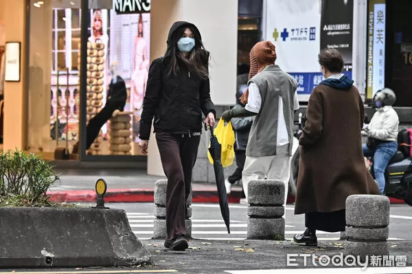 ▲▼羽絨衣,行人,路人,過馬路,行人穿越道,斑馬線,口罩,低溫,寒流,冬天,濕冷,輻射冷卻,乾冷,保暖,禦寒,冬衣,冬季,東北季風,大陸冷氣團,氣象,降溫,天氣配圖。（圖／記者李毓康攝）