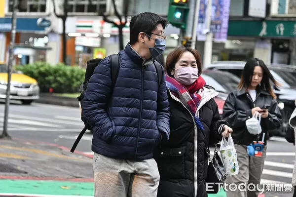 ▲▼羽絨衣,行人,路人,過馬路,行人穿越道,斑馬線,口罩,低溫,寒流,冬天,濕冷,輻射冷卻,乾冷,保暖,禦寒,冬衣,冬季,東北季風,大陸冷氣團,氣象,降溫,天氣配圖。（圖／記者李毓康攝）