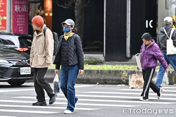 ▲▼羽絨衣,行人,路人,過馬路,行人穿越道,斑馬線,口罩,低溫,寒流,冬天,濕冷,輻射冷卻,乾冷,保暖,禦寒,冬衣,冬季,東北季風,大陸冷氣團,氣象,降溫,天氣配圖。（圖／記者李毓康攝）
