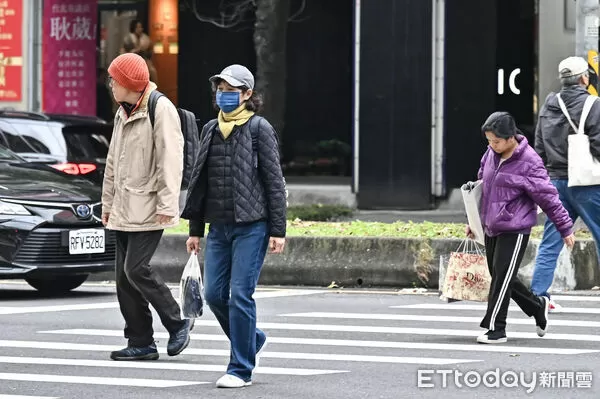 ▲▼羽絨衣,行人,路人,過馬路,行人穿越道,斑馬線,口罩,低溫,寒流,冬天,濕冷,輻射冷卻,乾冷,保暖,禦寒,冬衣,冬季,東北季風,大陸冷氣團,氣象,降溫,天氣配圖。（圖／記者李毓康攝）