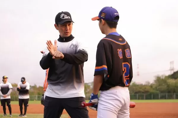 ▲高志綱育才協會首場交流營　采盟捐129.6萬挺基層棒球。（圖／育才協會）