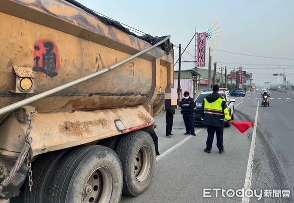 ▲屏東警方5日起全面取締大型貨車違規。（圖／記者陳崑福翻攝）