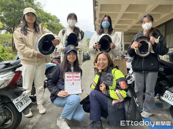 ▲內埔警提醒大學生注意交通安全。（圖／記者陳崑福翻攝）