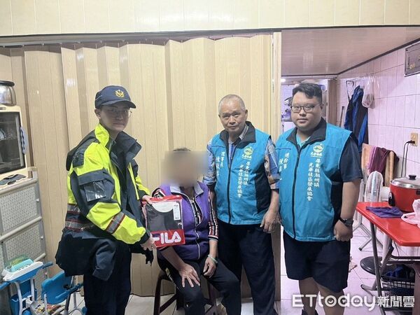 ▲枋寮警方寒冬送暖。（圖／記者陳崑福翻攝）