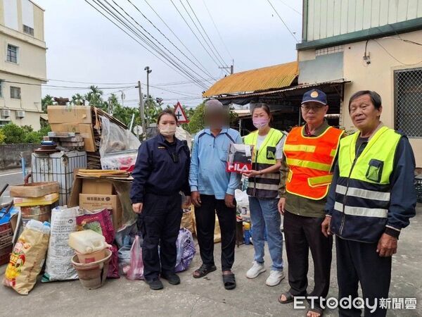 ▲枋寮警方寒冬送暖。（圖／記者陳崑福翻攝）