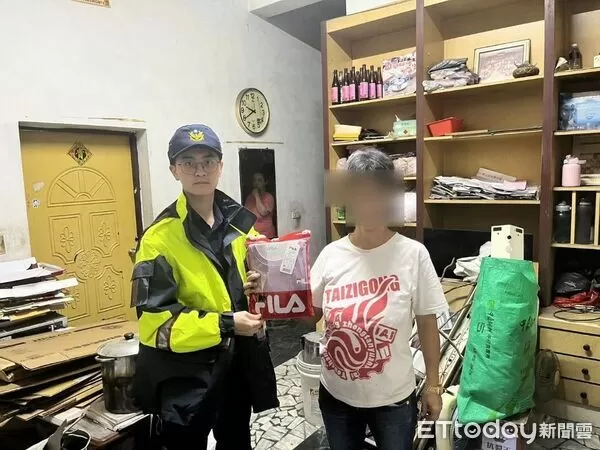 ▲枋寮警方寒冬送暖。（圖／記者陳崑福翻攝）