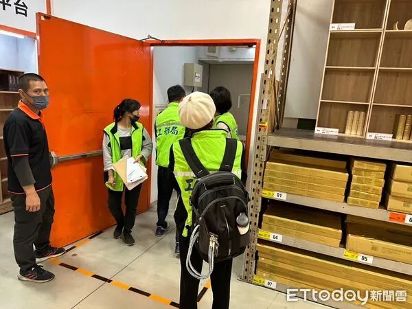 ▲▼春節9天假將爆人潮！高雄啟動公安稽查　抽檢60家百貨賣場、KTV。（圖／記者賴文萱翻攝）