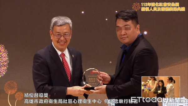 ▲▼高雄市政府衛生局心理衛生中心苓雅分區執行秘書何建忠(右)，涉嫌利用職務之編篩選通報自殺個案的少女，並佯裝嫖客約出性侵得逞（圖／翻攝衛福部112年表揚典禮）