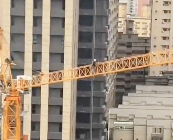 ▲桃園市桃園區大興西路三段一處工地，31日上午有網友目擊無護具工人在10層樓高吊臂上漫步，讓目擊者怵目驚心。（圖／翻攝自臉書《社會事新聞影音》）