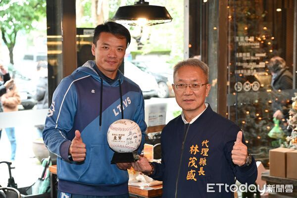 ▲▼代縣長林茂盛請創佳續的羅東高工棒球隊吃牛排慶功。（圖／記者游芳男翻攝，下同）