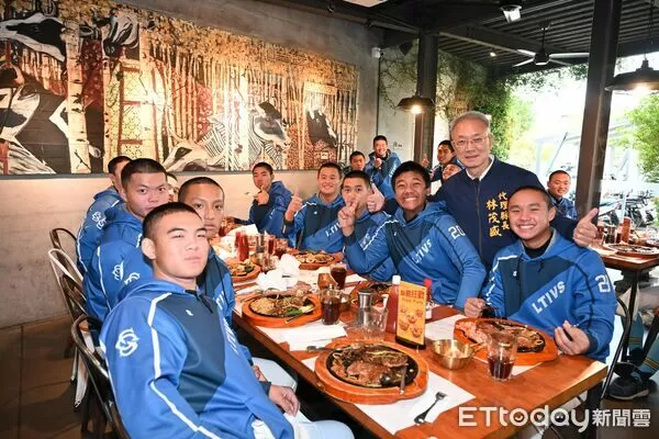 ▲▼代縣長林茂盛請創佳續的羅東高工棒球隊吃牛排慶功。（圖／記者游芳男翻攝，下同）