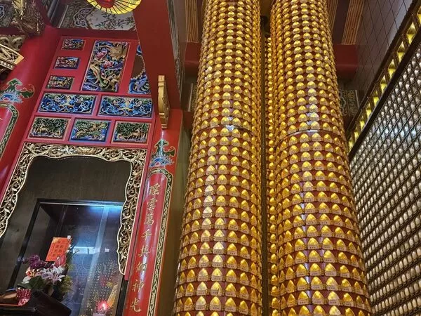 新年伊始，不少民眾會前往廟宇點光明燈，祈求新的一年平安順遂。（翻攝自臉書白沙屯拱天宮）