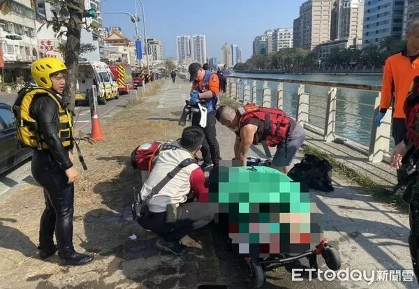 ▲台南市安平區安平路前方運河13日下午發生溺水事件，警消出動船艇下水搜救女子搶救送醫。（民眾提供）