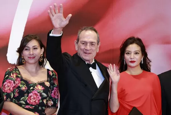 ▲湯米李瓊斯的女兒陳屍飯店。（圖／達志影像／美聯社）