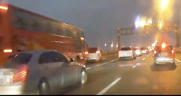 ▲國一五楊高架南下桃園段1日傍晚發生自小客車疑似突然變換車道至高乘載路段，慘遭後方大客車碰撞，圖為碰撞瞬間畫面。（圖／翻攝自網路《WoWtchout -地圖型行車影像分享平台》）