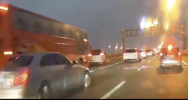 ▲國一五楊高架南下桃園段1日傍晚發生自小客車疑似突然變換車道至高乘載路段，慘遭後方大客車碰撞，圖為碰撞瞬間畫面。（圖／翻攝自網路《WoWtchout -地圖型行車影像分享平台》）