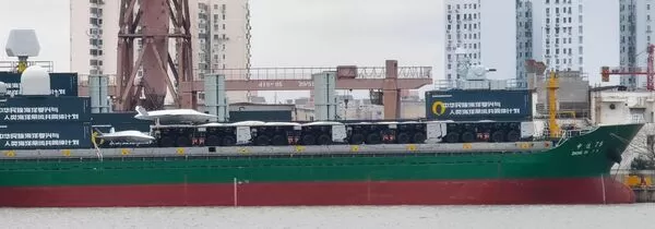 ▲▼上海滬東中華造船廠的碼頭邊，出現少有4 輛八輪特種卡車首尾相連，形成一條可以拼接的電磁彈射軌道。最引人注目的是，軌道後方負載著一架形似天濤科技「飛鴻-97」無人機。（圖／翻攝自陸網）