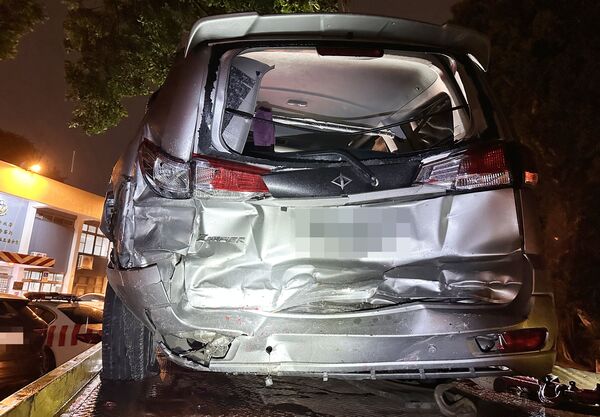 ▲自小客車遭大客車碰撞後嚴重毀損。（圖／國道一隊提供）
