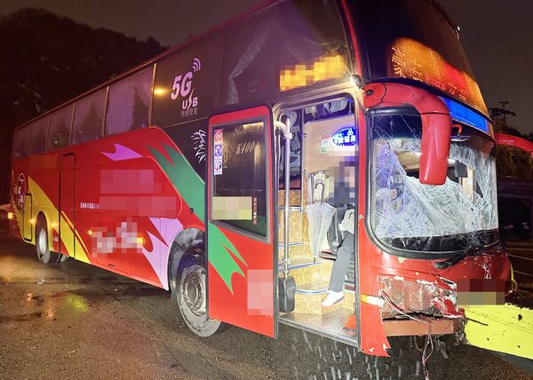 ▲大客車煞車不及碰撞自小客車，車頭擋風玻璃嚴重受損。（圖／國道一隊提供）