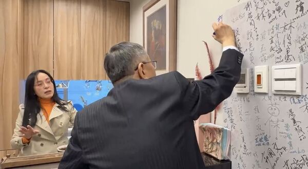 ▲▼民眾黨前主席柯文哲拜會民進黨立委陳瑩，並在牆上留下簽名。（圖／讀者提供）