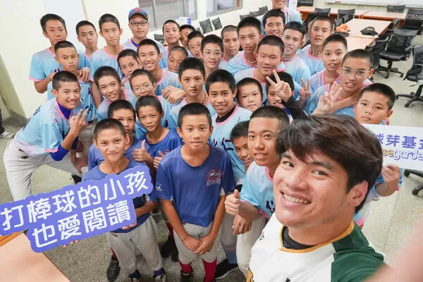 ▲球芽基金花蓮15校巡迴頒獎　張肇元返鄉勉勵：超越昨天的自己。（圖／球芽基金）