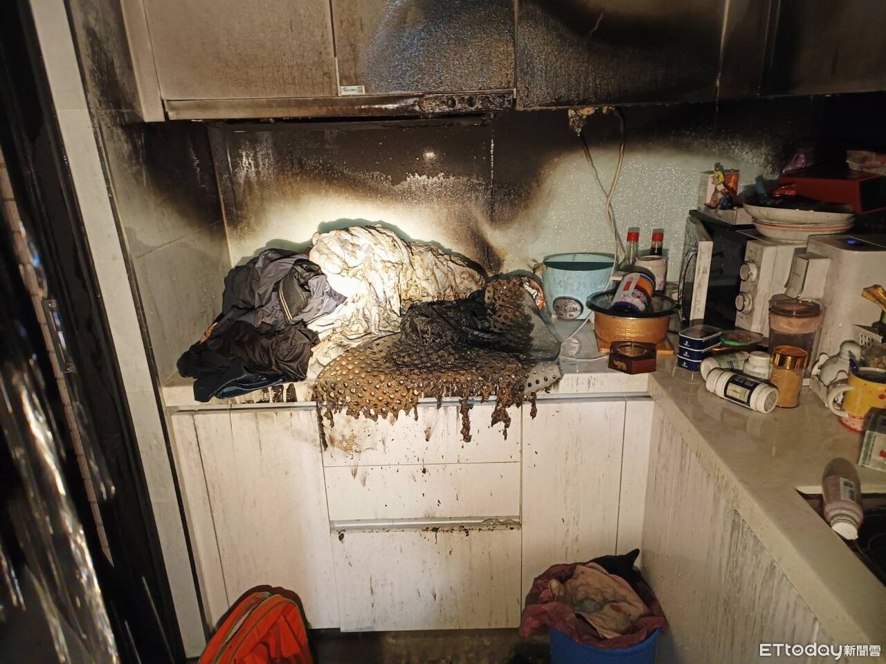 台中夫妻吵架!30歲女竟衝廚房燒棉被 23層社區住戶驚魂