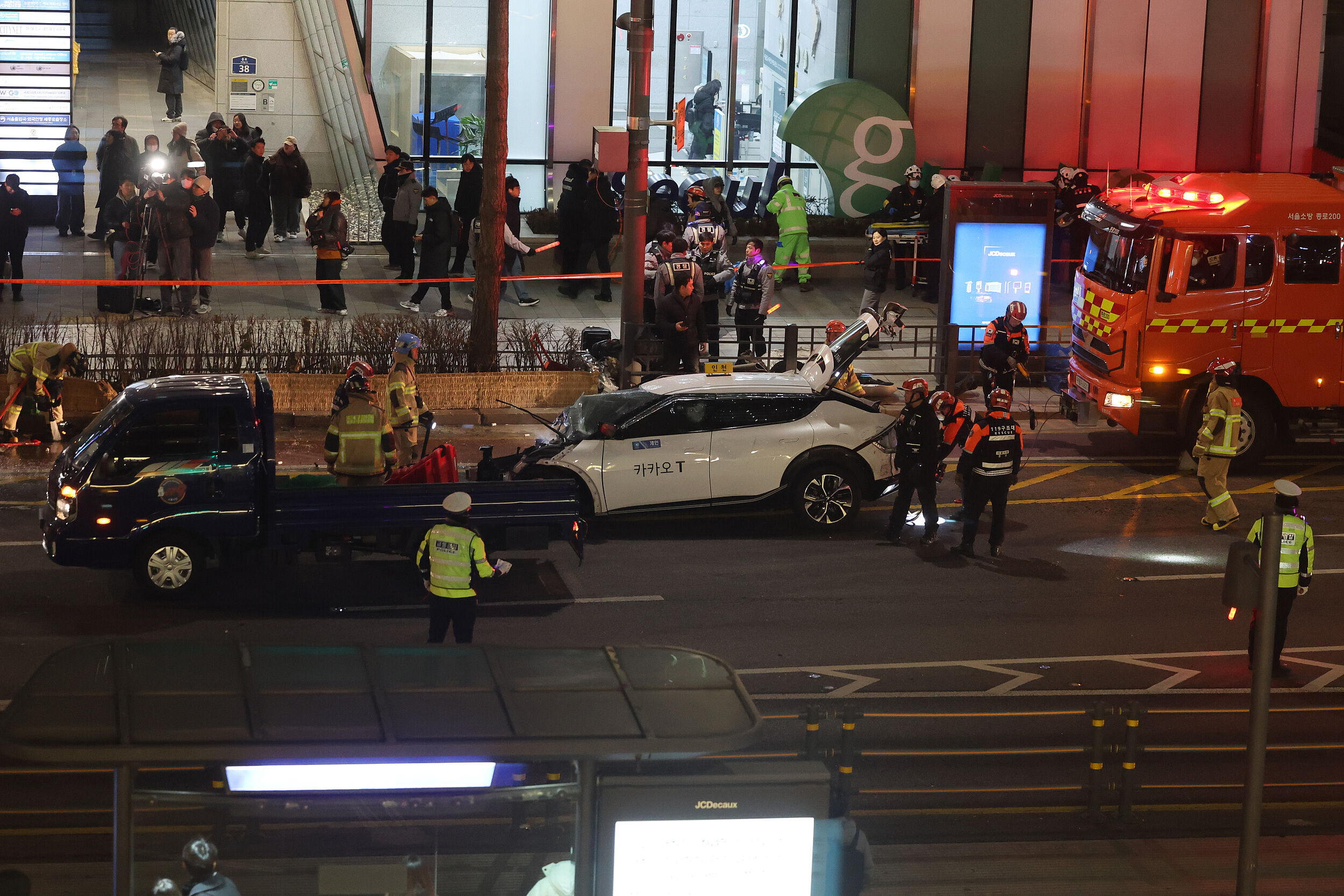 ▲▼南韓首爾市鐘路區2日晚間發生多重追撞事故，白色計程車衝撞行人穿越道。（圖／VCG）