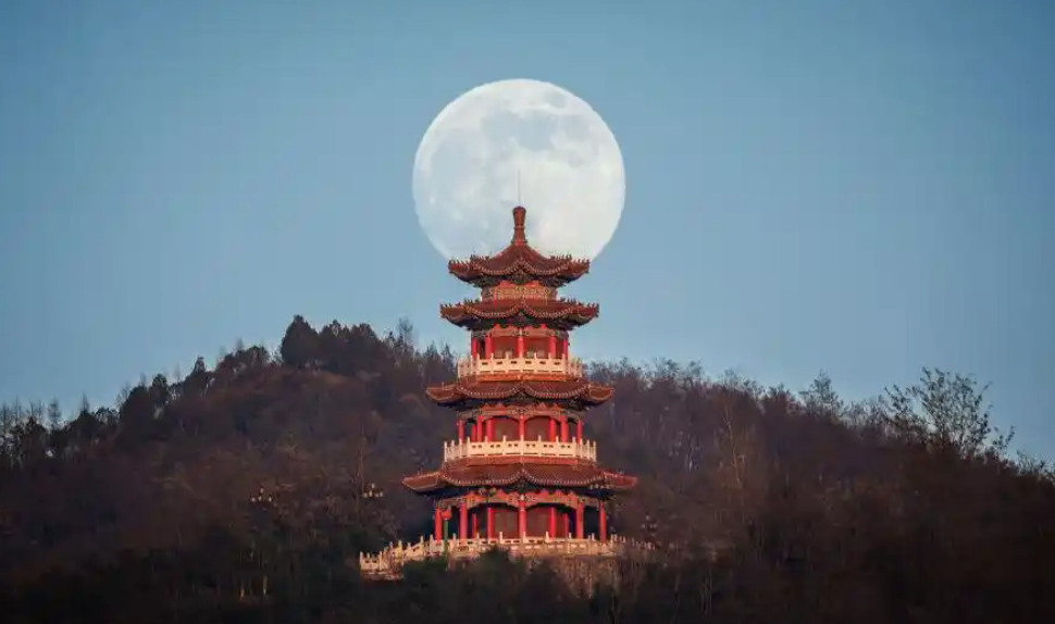 ▲ 2025年12月4日，在甘肅省隴南市兩當縣拍攝的超級月亮。（魯罡 攝）。（圖／翻攝 中國日報網）