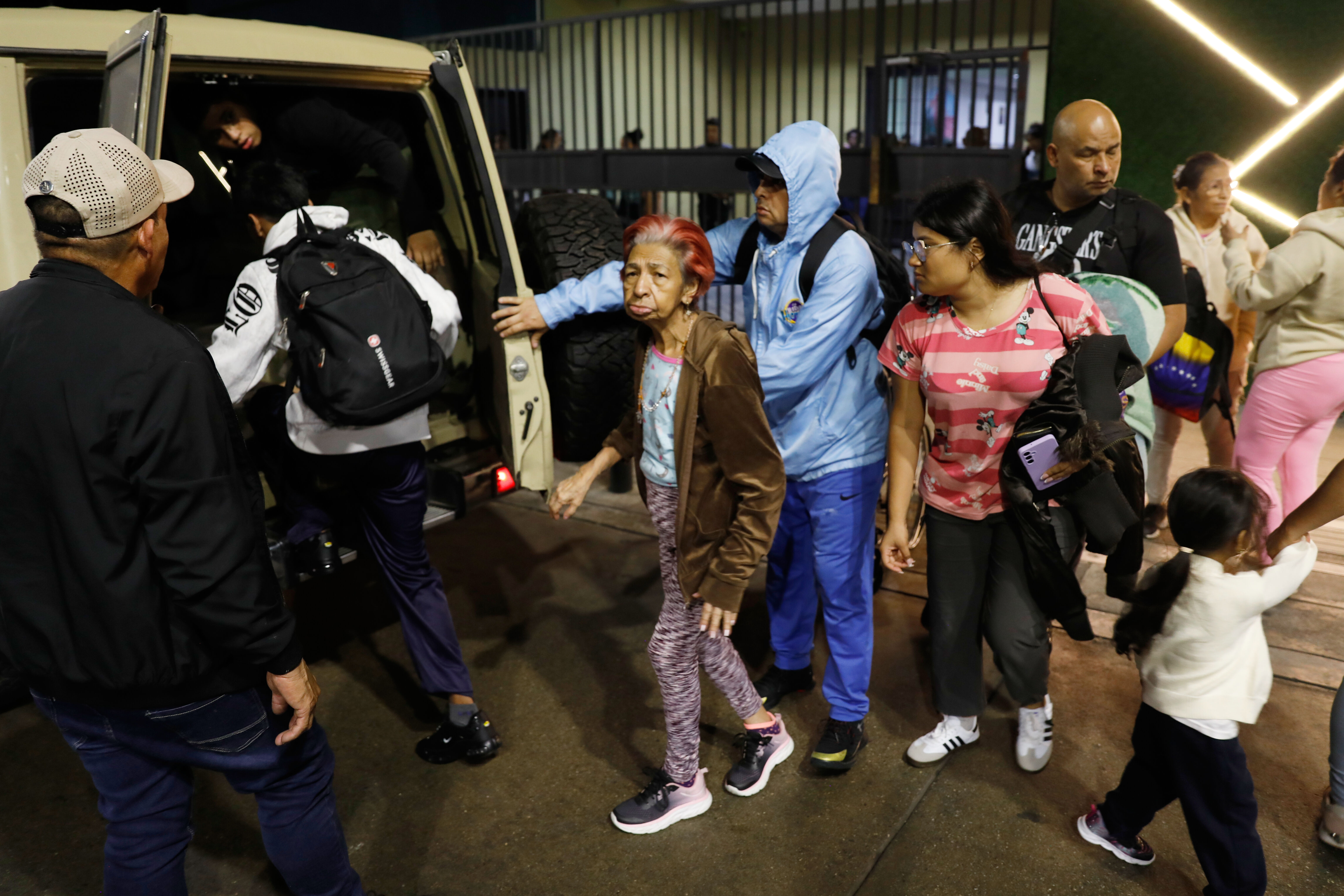 ▲▼委內瑞拉卡拉卡斯（Caracas）在傳出爆炸聲並出現低飛飛機後，居民正從總統府附近的建築物撤離。（圖／達志影像／美聯社）