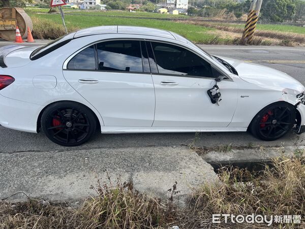 ▲苗栗縣苑裡鎮苗121線上午發生肇事逃逸死亡事故，肇事的賓士轎車逃離現場，2個多小時後肇事者投案。（圖／記者楊永盛翻攝）