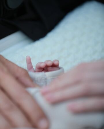 ▲▼何穗罕曬一家三口私照「陳偉霆裸身背兒」。（圖／翻攝自Instagram／hesui923）