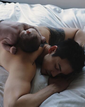 ▲▼何穗罕曬一家三口私照「陳偉霆裸身背兒」。（圖／翻攝自Instagram／hesui923）