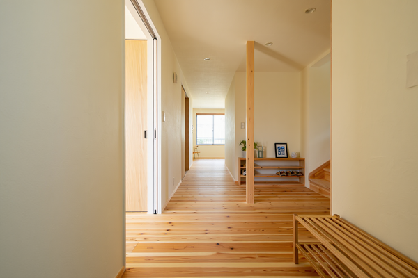 ▲家事達人揭居家五大高齡居家防災措施。（Reve AI協作圖／記者胡至欣製作，經編輯審核）