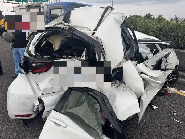 ▲國1南向彰化路段發生3車追撞釀2人受困送醫。（圖／警方提供）