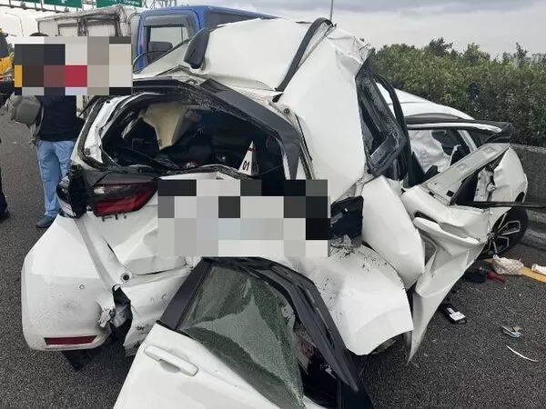 ▲國1南向彰化路段發生3車追撞釀2人受困送醫。（圖／警方提供）