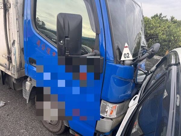 ▲國1南向彰化路段發生3車追撞釀2人受困送醫。（圖／警方提供）