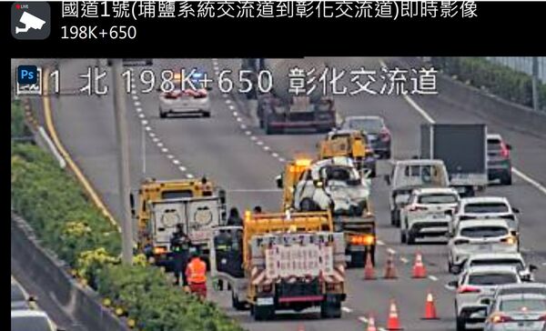 ▲國1南向彰化路段發生3車追撞釀2人受困送醫。（圖／警方提供）