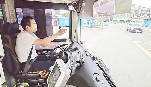 ▲桃園市交通局為紓解公車駕駛人力短缺問題，今年1月1日起推出「大客車受訓即就業2.0」計畫，除提高福利待遇更需檢附警察無刑事紀錄證明，（圖／市府交通局提供）