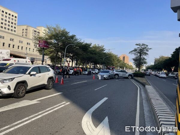▲台南市東區小東路下午發生連環追撞事故，現場多部自小客車受損。（記者林東良翻攝，下同）