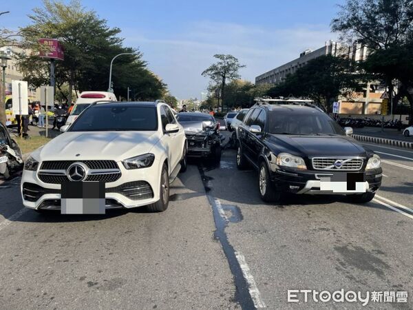 ▲台南市東區小東路下午發生連環追撞事故，現場多部自小客車受損。（記者林東良翻攝，下同）